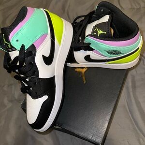 Retro Mid 1 . Only worn once .